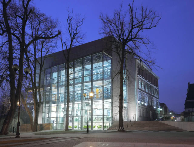 szklany budynek w nocy