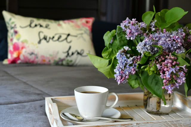 duże łóżko, filiżanka z kawą, taca, bez