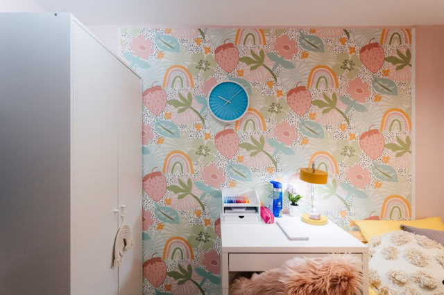 sypialnia dziecka, biurko na tle wzorzystej różowej tapety
