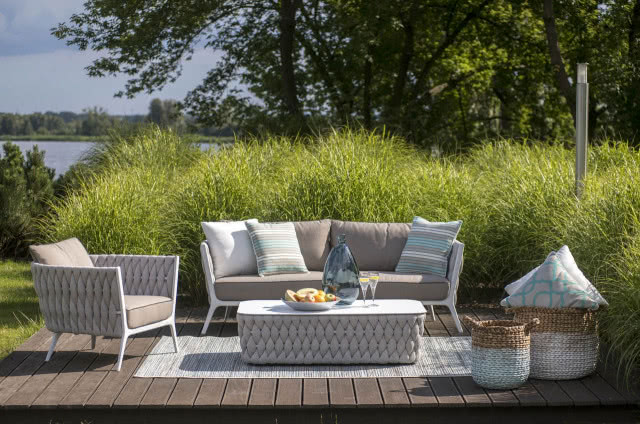 Sofy i fotele Kampala White obiecują wyjątkowy komfort. I dotrzymują słowa! taras, wysokie trawy, kosze, fotel, dywan, jezioro