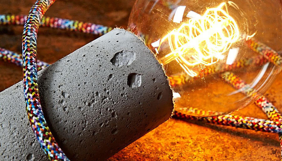 Goła żarówka i kolorowy kabel - lampy NUD