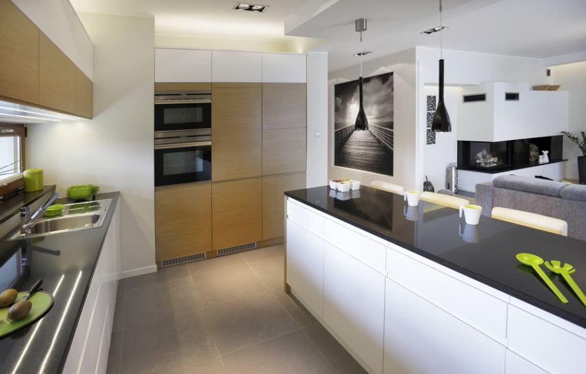 Jedną ze ścian kuchni (tę graniczącą z holem) w...