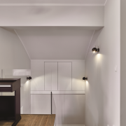 W małej łazience postawiono na minimalizm....