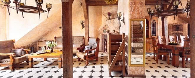 Zamkowe wnętrze na strychu kamienicy