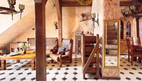 Zamkowe wnętrze na strychu kamienicy