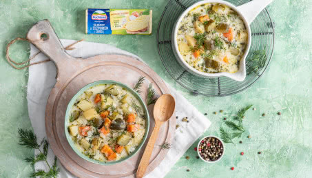 Kwaśna zupa ogórkowa zabielana serkiem kremowym z koperkiem i młodymi ziemniakami