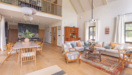 Marzyli o życiu nad jeziorem. Zbudowali mazurski dom, który oddycha naturą