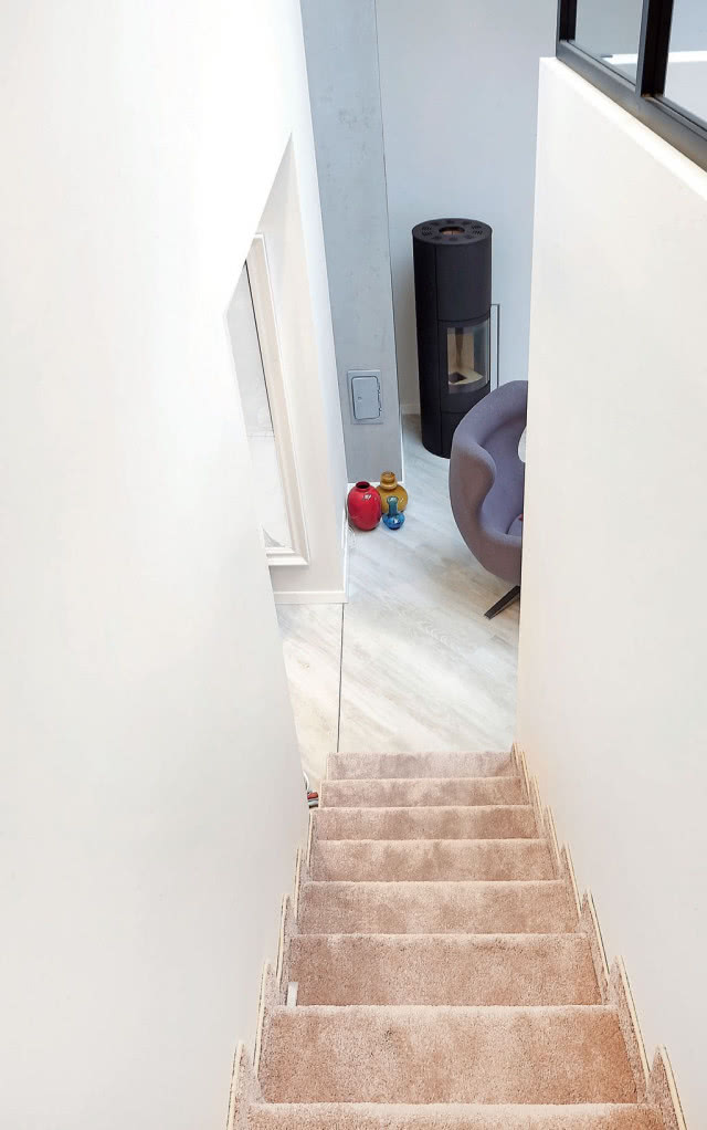 Schody wyłożone wykładziną