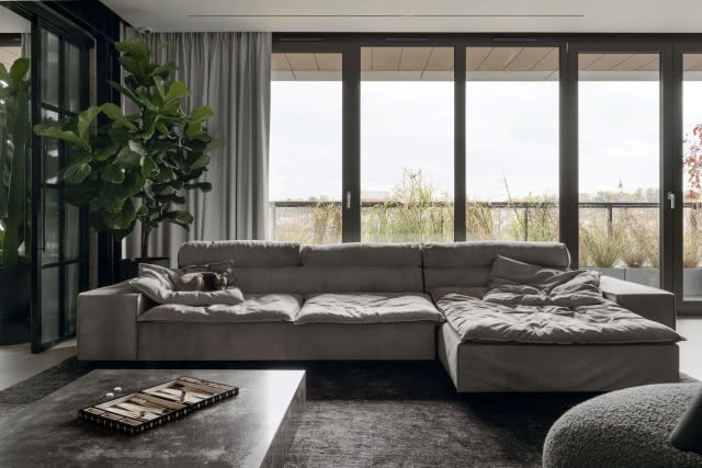 duża wygodna kanapa w salonie