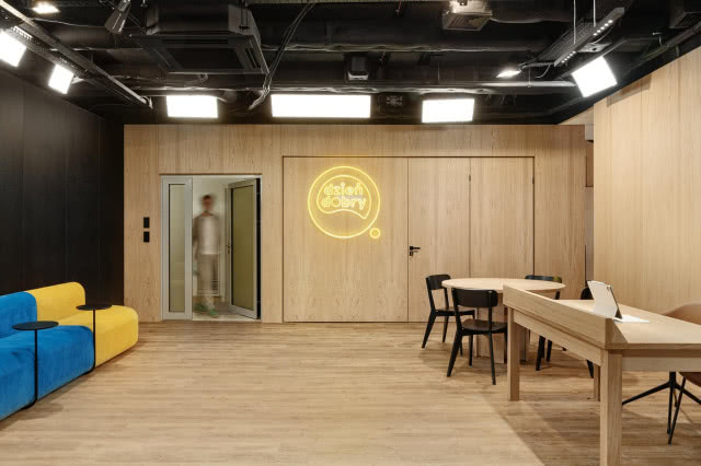 Najpopularniejszy polski program śniadaniowy „Dzień Dobry TVN” z nową aranżacją studia. Za projektem stoi pracownia Sikora Wnętrza