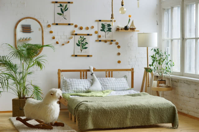 sypialnia, duże łóżko, owieczka na biegunach, lustro, palma, obrazy, lampa podłogowa, zielona narzuta