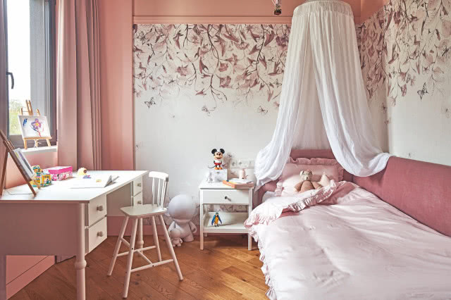 pokój dziewczynki różowy łóżko w baldachimem