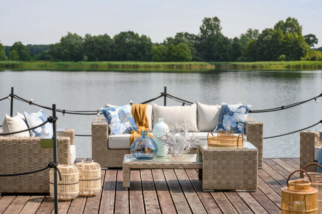 Wieloelementowa kolekcja Moma wyróżnia się plecionką z eleganckim motywem szachownicy. jezioro, pomost, stolik, kanapa, fotel