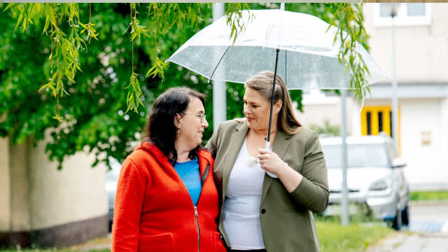 Pierwszy odcinek z nową prowadzącą Elżbietą Romanowską. Ela i bohaterka programu pod parasolką.