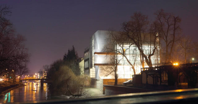 widok na szklany budynek z mostu