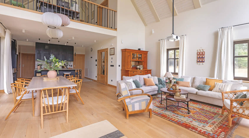 Marzyli o życiu nad jeziorem. Zbudowali mazurski dom, który oddycha naturą