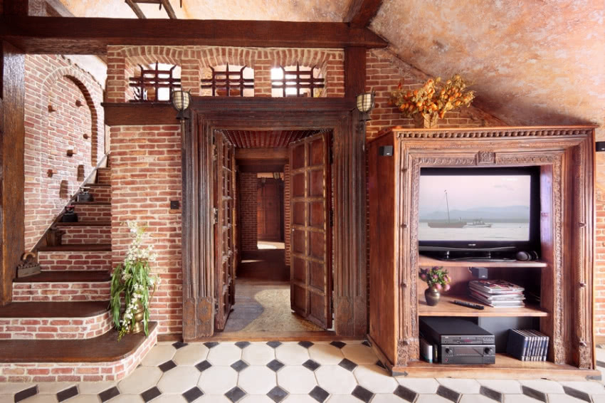 Widoczne nad drzwiami ciężkie kraty zostały...