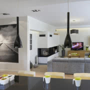 Szyba kominka jest ruchoma. Gdy gospodarze mają...