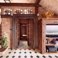 Zamkowe wnętrze na strychu kamienicy