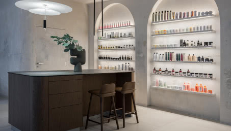 Ma przeszkloną ścianę, łuki i drewnianą wyspę! Tak urządzono salon fryzjerski w Łodzi!