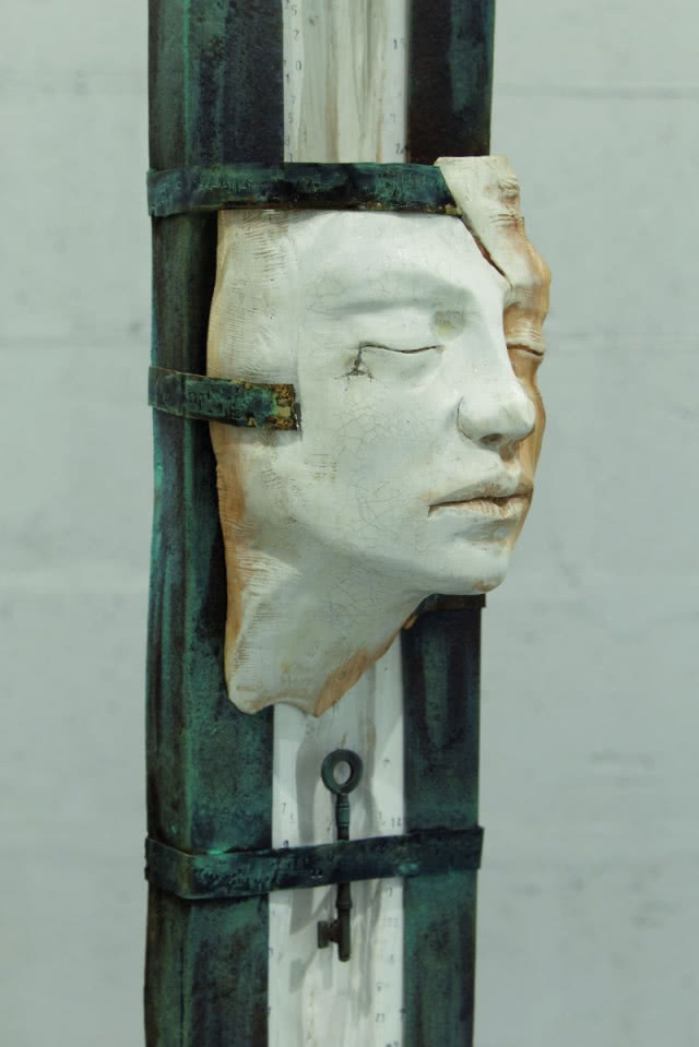 Rzeźba ścienna w kolorze białym