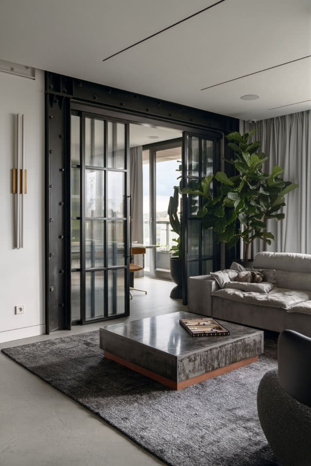 szklane industrialne drzwi w salonie