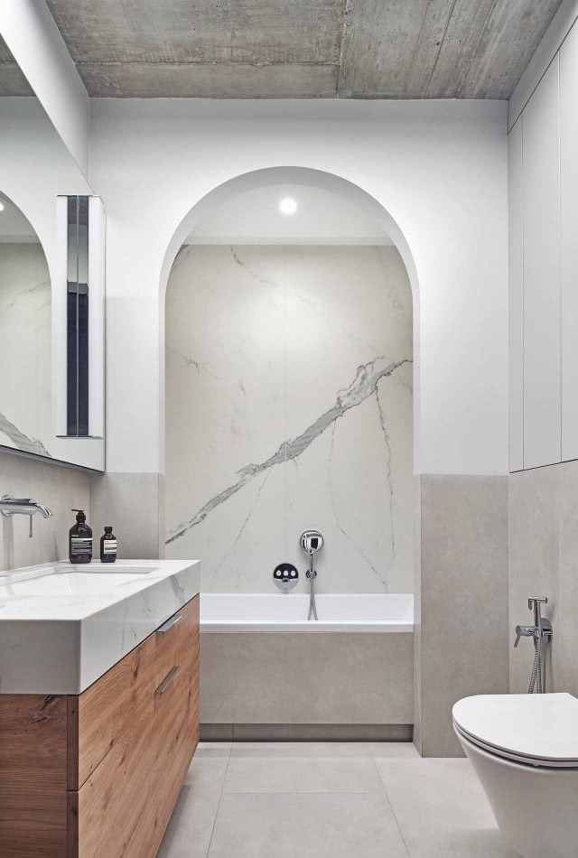 betonowy sufit w łazience