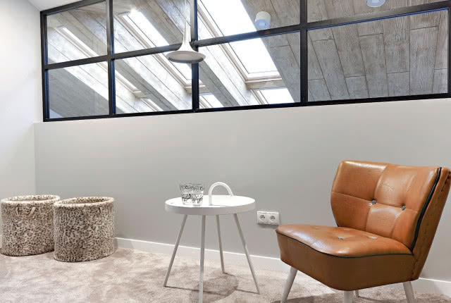 Przeszklona ściana w sypialni rodziców i fotel Motyl z oryginalną skórzaną tapicerką