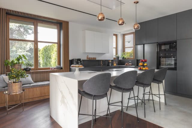 Szara kuchnia z wyspą kuchenną ze spieku kwarcowego