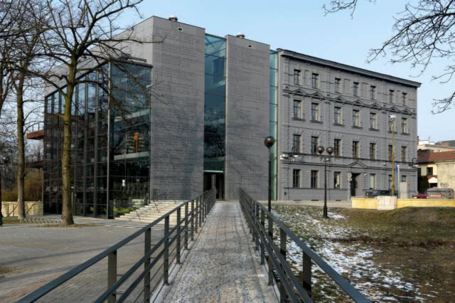 widok na bibliotekę z mostu