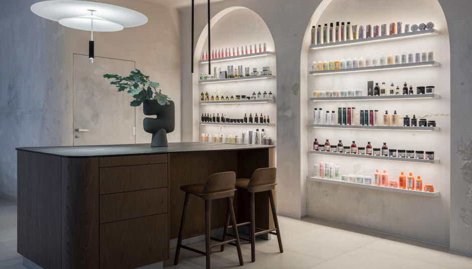 Ma przeszkloną ścianę, łuki i drewnianą wyspę! Tak urządzono salon fryzjerski w Łodzi!