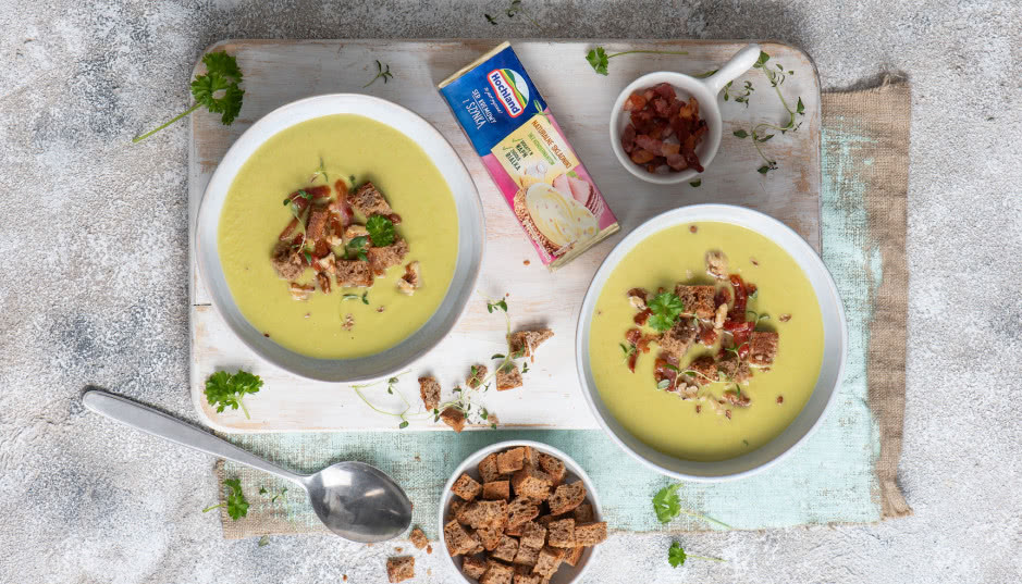 Zupa krem z groszku i cukinii z serkiem kremowym z boczkiem wędzonym lub żytnimi grzankami i orzechami włoskimi