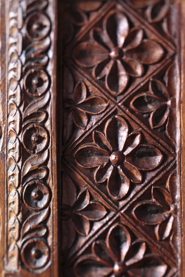 Fragment rzeźbionego łoża z palisandru.