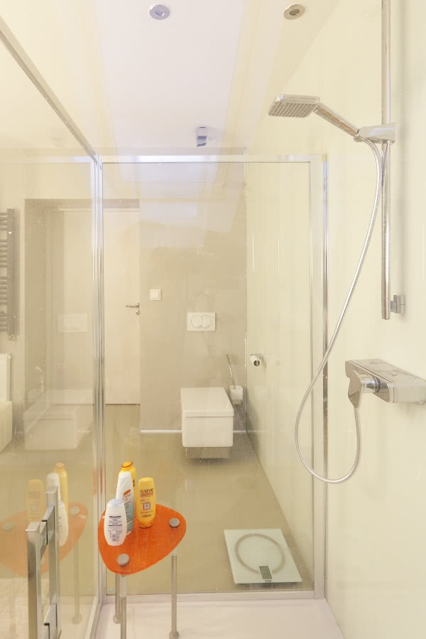 Złamaną biel łazienki urozmaica pomarańczowy...