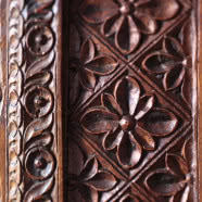 Zamkowe wnętrze na strychu kamienicy