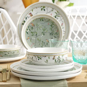 porcelana z letnim motywem kwiatowym