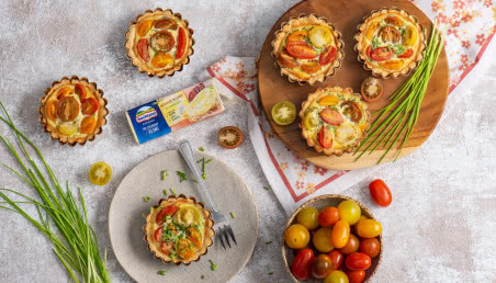 Mini tarty z sosem z serka kremowego i kolorowymi pomidorami i ze szczypiorkiem 