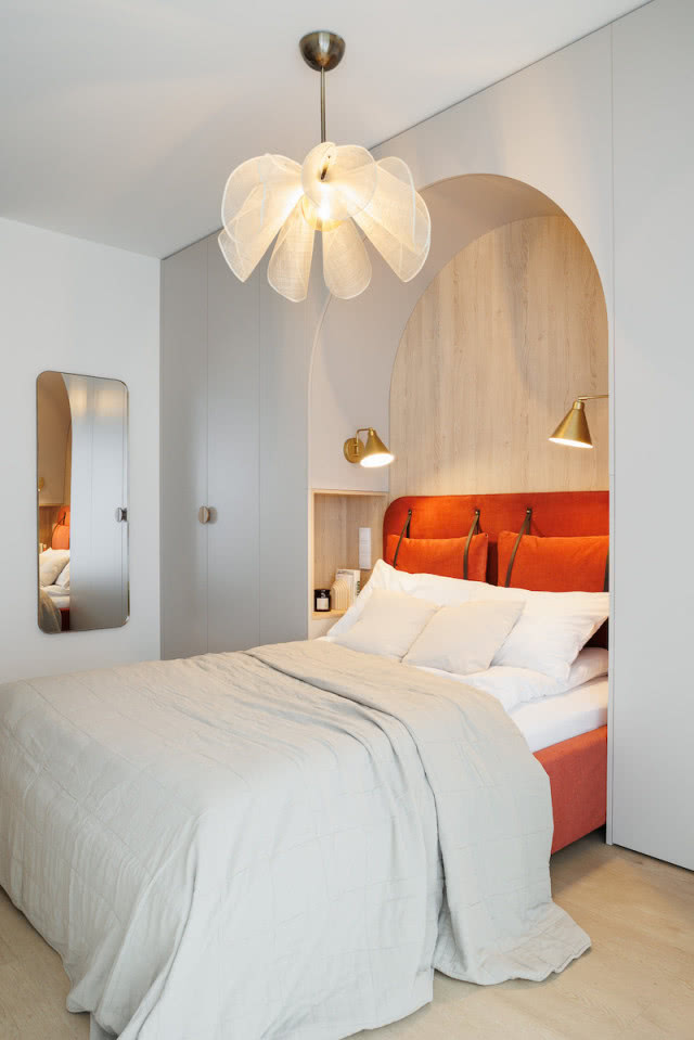 łóżko we wnęce w salonie