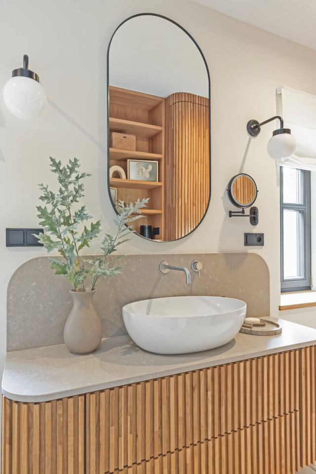 szafka umywalkowa i lustro w łazience