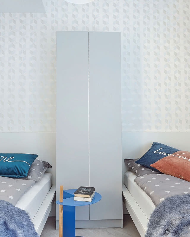 Wysoka szafa na ubrania