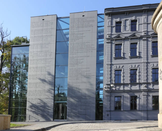 widok na fasadę, część kamienicy, część nowoczesna