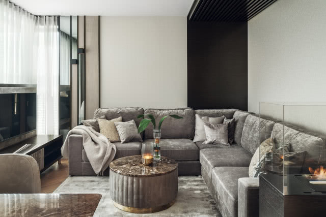 narożnik, stolik kawowy, telewizor, komosa, kominek, lamele, firany