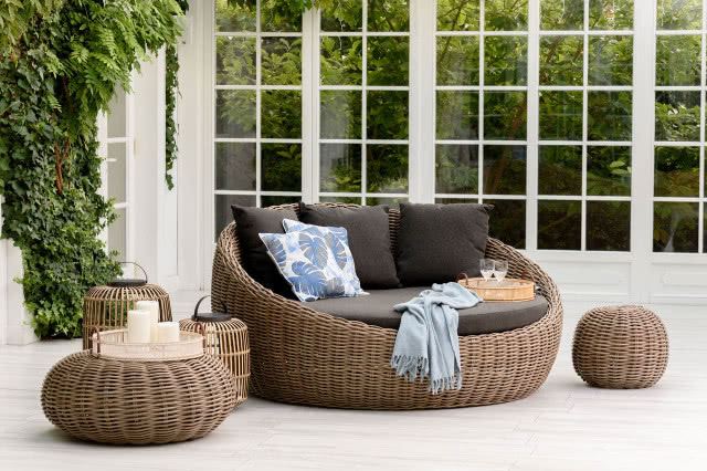 Miękkie kształty serii Maye Natural emanują łagodnością i przytulnością. poduszki ozdobne, świece, puf, duże okno