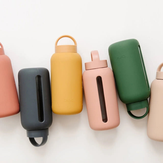 Szklana butelka z silikonową słomką od Bink