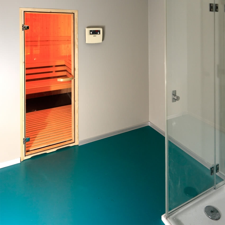 Domowe SPA. Podłoga w pokoju przy saunie pokryta...