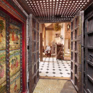 Zamkowe wnętrze na strychu kamienicy