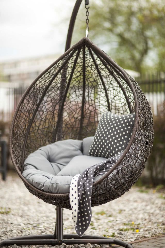 Dostępne w wielu wariantach fotele Cocoon pozwalają przyjemnie się bujać – i to w dowolnym miejscu.