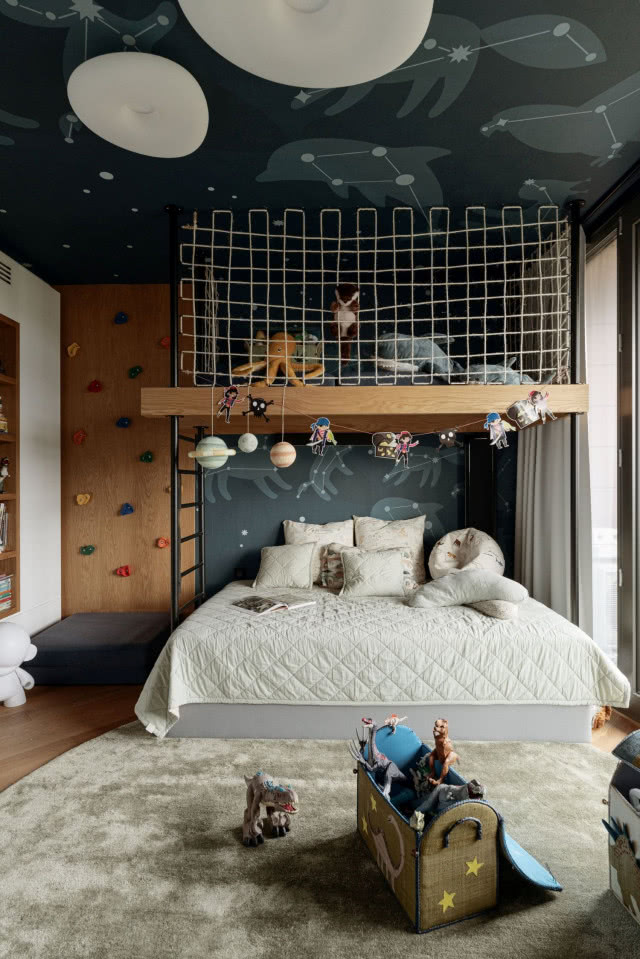 pokój chłopca z antresolą i ścianą wspinaczkową