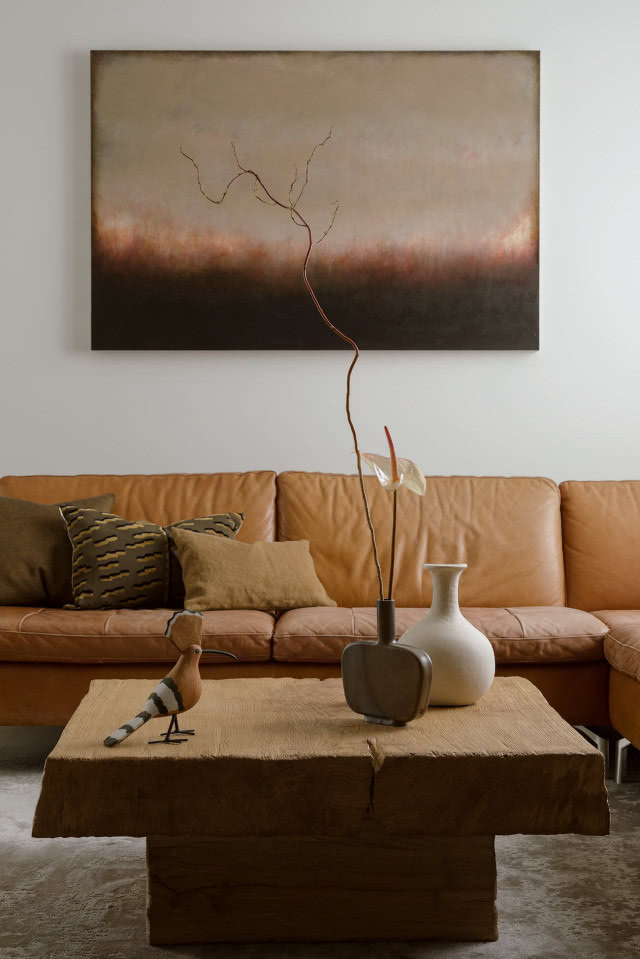 obraz nad kanapą w salonie