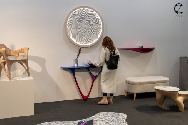 Cyrylz - dziewczyna oglądającą katalog, który leży na konsoli